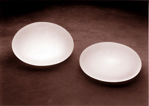 Saline breast implants (Credit: Wikimedia Commons)